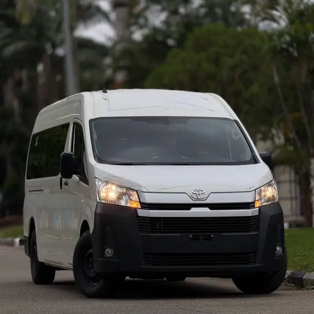 Toyota Hiace — location avec chauffeur à Yaoundé