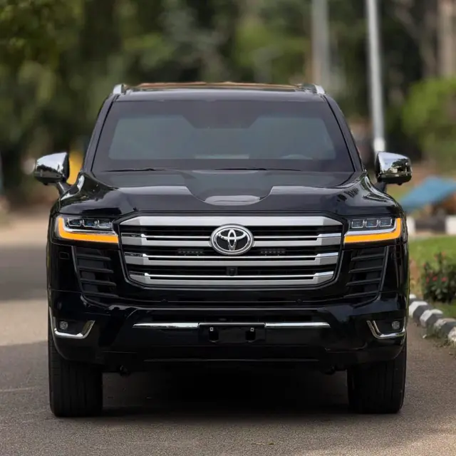 Toyota Land Cruiser 300 2025 — location avec chauffeur à Yaoundé