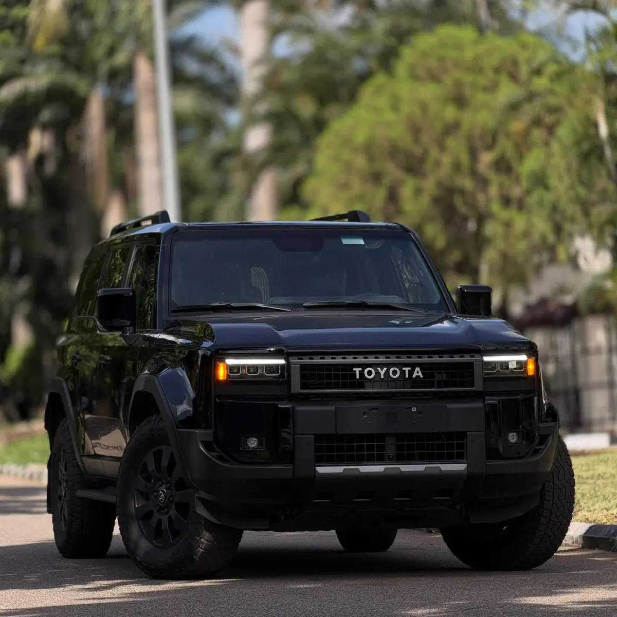 Toyota Land Cruiser Prado 2024 — location avec chauffeur à Yaoundé